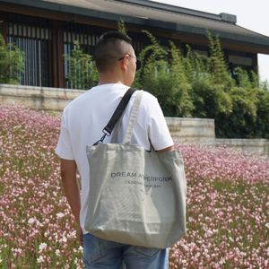 Sac fourre-tout en toile de coton personnalisé avec logo, écologique et tendance, pour le shopping, avec bandoulière – Vente en gros - Product Image 2