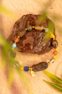Bracelet à breloques en bois d'agar classique et rétro doré, économique, avec jade de Nan Hong et cire d'abeille, idéal pour les fêtes et les cadeaux - Product Image 5
