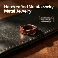 Bague artisanale en cuivre rouge et laiton, forgée à la main, texture rainurée verticale, profil selle, bijoux vintage industriels pour hommes et femmes