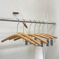 Cintres en bois pour enfants, crochet métallique avec clip antidérapant, produits de luxe, fabrication chinoise, vente en gros,