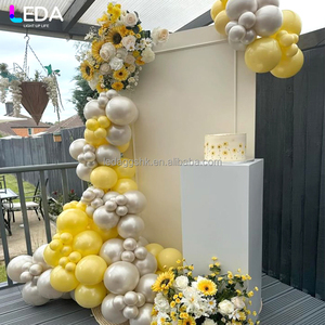 Decoraciones LEDA de Lujo para Fiestas Familiares y Banquetes, Globos Blancos Colgantes, Fondo Cuadrado Pequeño - Product Image 3