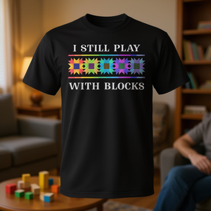 Camiseta con diseño de patrón de colcha I Still Play With Blocks, talla unisex para adultos - Product Image 3