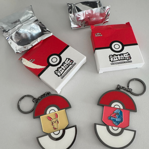 Set de Llaveros Oficiales de Pokémon <span class=keywords><strong>Lala</strong></span> Box con Forma de Poké Ball, con Pikachu y Gible, Dijes Metálicos Coleccionables - Product Image 1