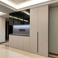 Buffet de salon beige avec portes vitrées pour salle à manger, meuble de rangement moderne et minimaliste