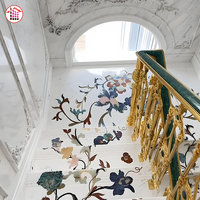 Escalier en marbre avec incrustation au jet d'eau personnalisée, motif botanique, marches en pierre naturelle pour villa haut de gamme, service complet d'usine de marbre