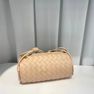 Nouveaux produits en stock : Sac bandoulière cylindrique en cuir de <span class=keywords><strong>vachette</strong></span> pleine fleur de couleur unie pour femme, vente en gros usine - Product Image 3