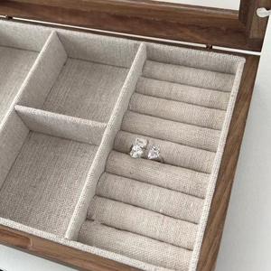 Anillo Clásico de Esmeralda Brillante para Mujer, Chapado en Platino, Plata de Ley 925, con Circonita de Alta Calidad, para Fiestas y Bodas, de UM JEWELRY - Product Image 4