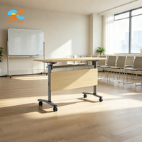 Table de séminaire pliante adaptable en bois clair avec roulettes et panneau de discrétion pour salles de formation, salles de conférence et bureaux