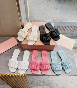 Tongs une pièce couleur bonbon pour femme, adaptées à l'été 2025. Sandales plates de plage à bout carré, plissées et décontractées. - Product Image 6