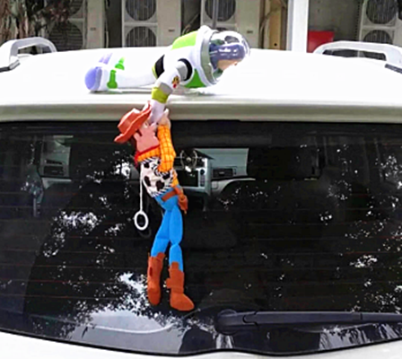 ฉวัดเฉวียนปีแสงและไม้พร้อมหมวกกันน็อค