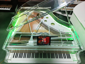 Piano à queue Heinemann Crystal, design transparent fait main avec éclairage LED en option, modèle GP-160, offrant un design transparent. - Product Image 2