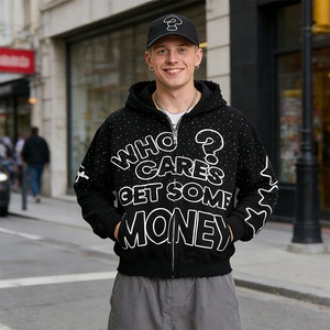 Felpa Nera Personalizzata da <span class=keywords><strong>Uomo</strong></span> <span class=keywords><strong>con</strong></span> Stampa Grafica Unica, Dettagli in Strass Scintillanti e Sottile Abrasione - Product Image 1