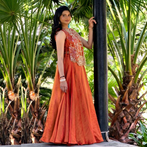 Elegante Vestido Maxi Naranja de Satén con Bordado y Pedrería, Cuello Halter, Corte en A, Dobladillo Acampanado, Sin Mangas, para Fiesta - Product Image 1