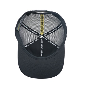 Gorra de béisbol trucker negra de malla de 6 paneles con bordado 3D de logotipo personalizado para ciclismo y actividades al aire libre con diseño lateral - Product Image 6