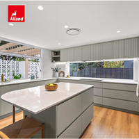 Armoire de cuisine Alland moderne minimaliste, finition mate vert sauge mat, bord arrondi incurvé, partie supérieure cannelée et rainurée