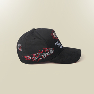 Cappello da Baseball G5 Baez di Alta Qualità con Fodera Rossa Satinata, Ricamo a Fiamma, Visiera in Camoscio 100% Cotone e Strass - Product Image 4