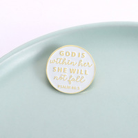 Épingles en métal de Dieu Lettre Dieu est en elle, elle ne tombera pas Épinglette en émail doux Badge Épinglette pour amis