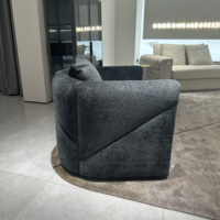 Salon minimaliste italien, hôtel, villa, chambre à coucher, canapé simple, fauteuil confortable, chaise longue en tissu avec cadre en bois