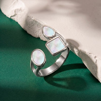Bague Croissant Tendance à Trois Pierres en Acier Inoxydable 304 Plaqué Or 18K Rhodié, Étanche et Inaltérable, avec Sertissage Clos et Dôme Côtelé