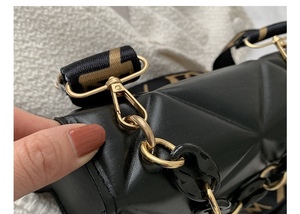Nouveau <span class=keywords><strong>Sac</strong></span> à Main Simple Décontracté Tendance, Petit <span class=keywords><strong>Sac</strong></span> à Bandoulière avec Large Lanière et Chaîne Épaisse - Product Image 2