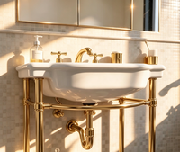 Meuble de salle de bain de luxe pour chambre d'hôtel, pour suites et chambres nouvellement rénovées, hôtel en centre ville, avec console de lavabo dorée et pieds en laiton