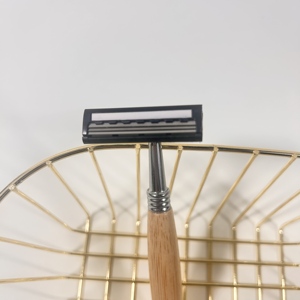 Rasoir jetable YiRui <span class=keywords><strong>BH</strong></span> en gros, triple lame de sécurité en acier inoxydable, manche en bambou doux, crème à raser pour la protection des hôtels - Product Image 1