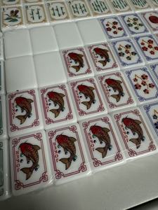 Jeu <span class=keywords><strong>de</strong></span> Mahjong américain avec tuiles en acrylique blanc ivoire et motifs chinois colorés, jeu complet avec Koi Joker, personnalisation et vente en gros disponibles - Product Image 4