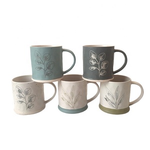 Taza de café de cerámica con grabado de flores, estilo primavera y verano - Product Image 1