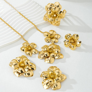 Orecchini, collana, bracciale e anello con grandi fiori in metallo tridimensionale. Orecchini a Fiore Dorato Esagerati per Donne NSD-113 - Product Image 5
