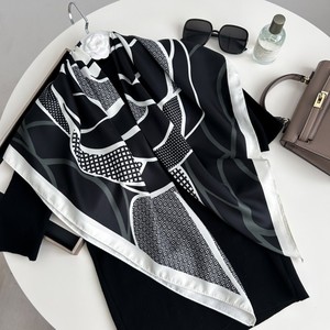 Écharpe carrée quatre saisons printemps-été avec imprimé animal noir et blanc, simple et élégante, 90x90cm, en polyester, pour femme - Product Image 1