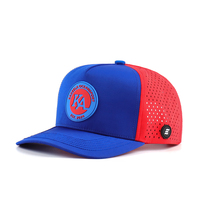 Casquette de baseball personnalisée à 5 panneaux avec patch en caoutchouc, logo brodé 3D, découpe laser, trous perforés, deux couleurs, rouge/bleu marine