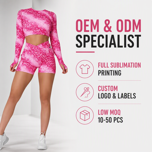 Conjunto de Yoga Premium para Mujer con Estampado de Piel de Serpiente Rosa, Top Corto de Manga Larga con Orificios para Pulgares y Pantalones Cortos Mini con Cintura Cruzada - Product Image 3