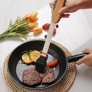 Ensemble d'ustensiles de camping multifonction en acier inoxydable personnalisé pour barbecue au gaz, fourchette, spatule, brosse, tire-bouchon - Manche en bois durable - Product Image 2