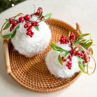 Nouvelle décoration de Noël créative en forme de boule de mousse verte avec baies rouges enveloppées de blanc