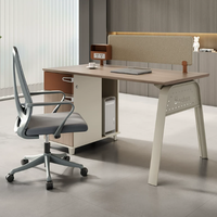 Nouveau bureau de travail moderne et simple pour personnel, avec gestion des câbles intégrée, ensemble de mobilier de bureau ouvert