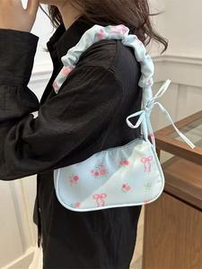 Bonito bolso de hombro para axilas con diseño floral y correa fruncida para mujer - Product Image 5