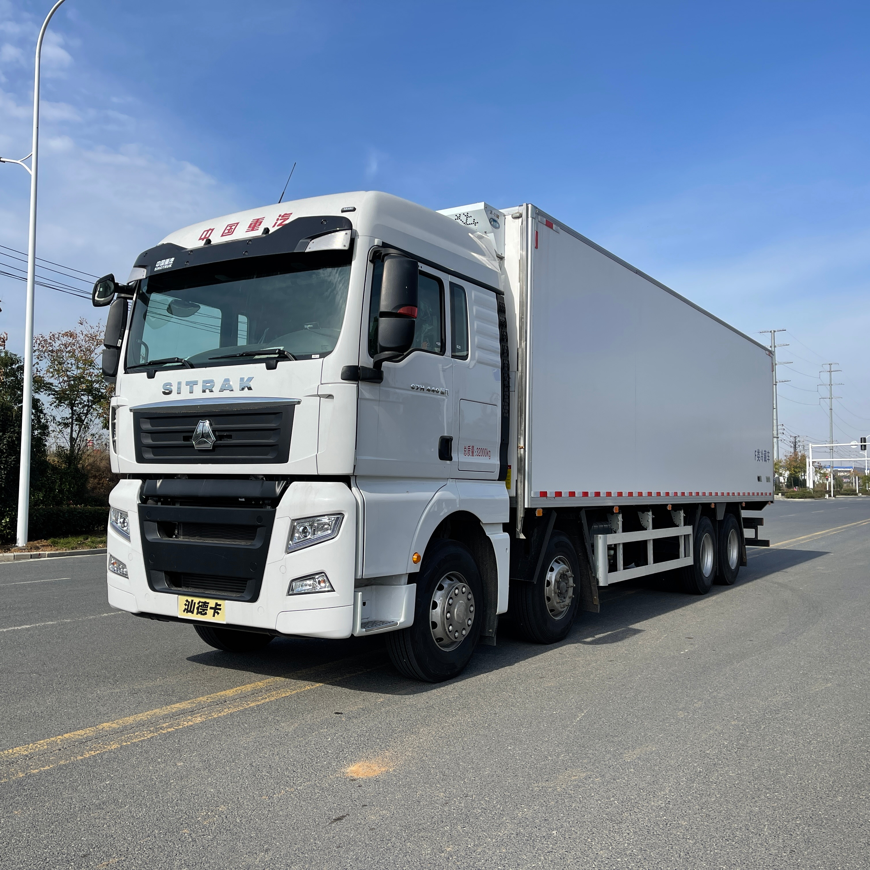 SINOTRUK 9.6m 440hp Freezer Truck Small Refrigerated Truck Light Frozen Vehicle 8x4 New Truck Low Price 1-20 Ton -18-0 Degree