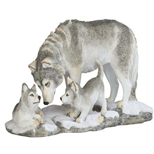 Lupo bianco grigio che gioca con le figurine dei cuccioli - Product Image 1