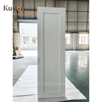 Porte intérieure moderne minimaliste blanche à rainures verticales, finition peinte texturée, en bois, pour chambre à coucher, maison, villa