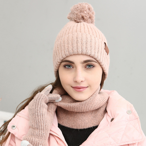 Vente en gros <span class=keywords><strong>Bonnet</strong></span> tricoté unisexe avec pompon pour l'hiver <span class=keywords><strong>ensemble</strong></span> de gants avec <span class=keywords><strong>bonnet</strong></span> et <span class=keywords><strong>écharpe</strong></span> - Product Image 3