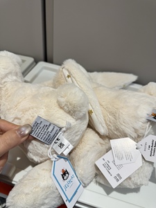 Conejito de Peluche con Pastel de Cumpleaños, Peluche Suave para Niños, Incluye Bolsa Protectora y Regalo Boutique - Product Image 6