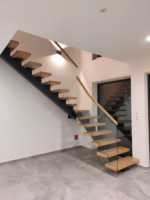 Escalier en tube carré moderne durable personnalisé avec surface antidérapante, garde-corps en verre pour usage intérieur dans les hôtels et villas, respectueux de l'environnement