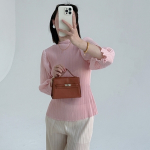 เสื้อเบลาส์พลีทคอเต่าสีฟ้าอ่อนสไตล์มิยาเกะสำหรับผู้หญิง แขนระบายเก้าส่วน แต่งระบายยางยืด เสื้อท่อนบนทรงหรูหรา เหมาะสำหรับใส่ทำงาน - Product Image 5