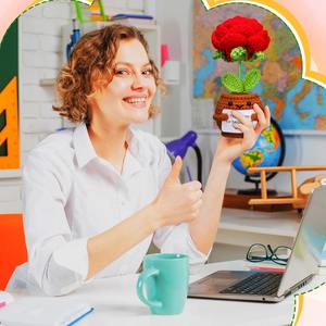 Venta al por mayor de muñecos de flores rosas de ganchillo con tarjeta Gracias por ayudarme a crecer regalos de maestro para cumpleaños decoración de oficina en casa hilo - Product Image 3