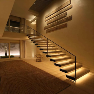 Scala interna galleggiante moderna in legno a sbalzo su misura Realgres con gradini in legno scale interne