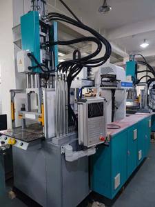 Volledig automatische toevoer- en spuitgietmachine met geïntegreerde verticale spuitgietconveyorfunctie en borstelhandvat - Product Image 2