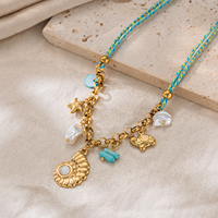 Collier de style côtier en acier inoxydable plaqué or PVD 18 carats avec breloque en corde tressée, coquillage, étoile de mer, perle et turquoise – Bijoux de plage