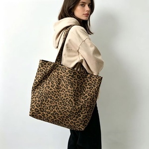 Nouvel Arrivage Sac Fourre-tout Imprimé Lettres Design Mode Sac d'Extérieur Quatre Saisons Sacs à Main de Luxe pour Femme en Toile Couleur Personnalisable - Product Image 3