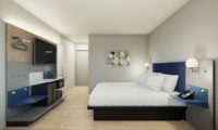 Ensemble de meubles élégants et modernes pour hôtel Microtel Inn Suites Wyndham, chambre à coucher king-size, cuisine, salle à manger, salon, 5 étoiles