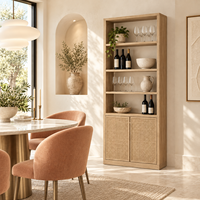 Meuble à vin avec portes en cannage tressé, étagères ouvertes en bois naturel et rangement de présentation, autoportant pour salle à manger ou bar